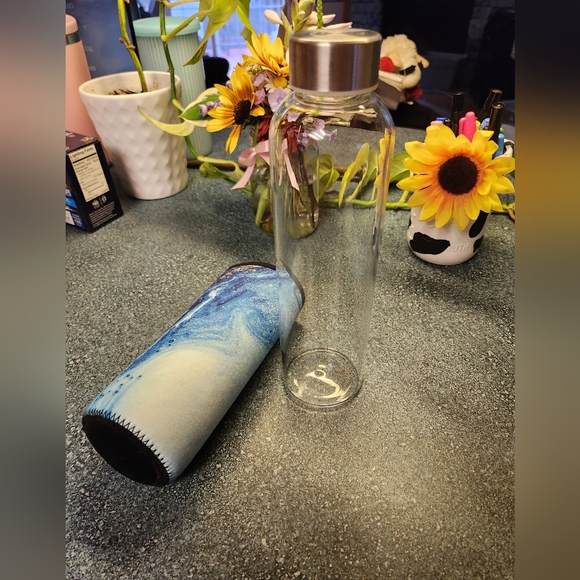 Kikkerland blue agate glass water bottle with sleeve - Picture 3 of 5